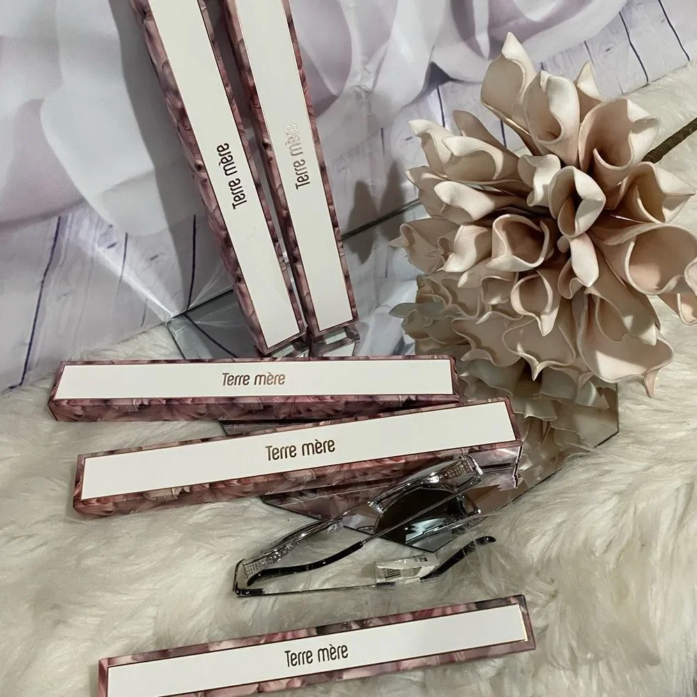 TERRE mere long silky finishing brush.